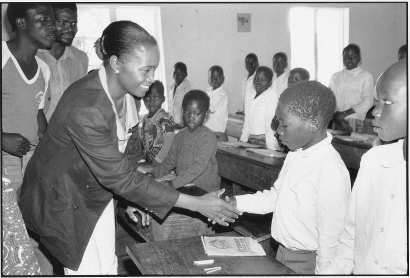 Barbara Hendricks, ambassadrice de bonne volonté de l'UNHCR, dans une école à Ukiwimi, en Zambie, juin 1989. 