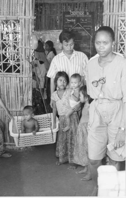 L'ambassadrice de bonne volonté Barbara Hendricks en visite dans un centre de soins communautaire du camp de Khao-I-Dang abritant des réfugiés khmers, dans la province thaïlandaise de Prachinburi, en septembre 1991. 