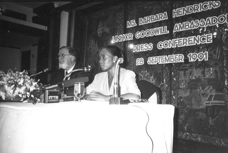 Barbara Hendricks, ambassadrice de bonne volonté de l'UNHCR lors d'une conférence de presse au Méridien de Bangkok, en Thaïlande, le 28 septembre 1991. 