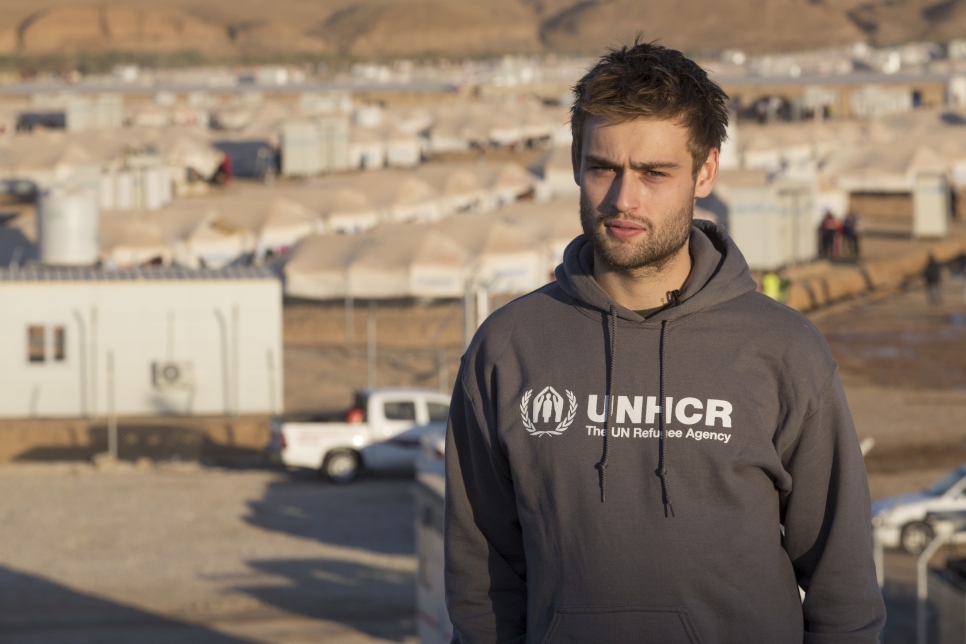 « Bonjour. Je suis Douglas Booth. L'année dernière, je me suis rendu sur l'île grecque de Lesbos avec le HCR et j'ai rencontré des réfugiés qui pensaient qu'ils n'avaient pas d'autre solution que d'entreprendre la dangereuse traversée de la mer pour trouver un avenir plus sûr en Europe. Je souhaitais mieux comprendre la situation à laquelle sont confrontées des personnes dans le monde entier qui sont contraintes de fuir leur pays à cause des conflits. Je suis venu ici en Iraq pour rencontrer des réfugiés syriens et des Iraquiens récemment déplacés à cause des combats qui sévissent à Mossoul – dont 10 000 vivent aujourd'hui dans le camp de Hasamsham derrière moi. Je posterai des photos et des récits de ma visite ici sur Instagram et je serais ravi que vous vous joigniez à moi pour ce voyage ». 