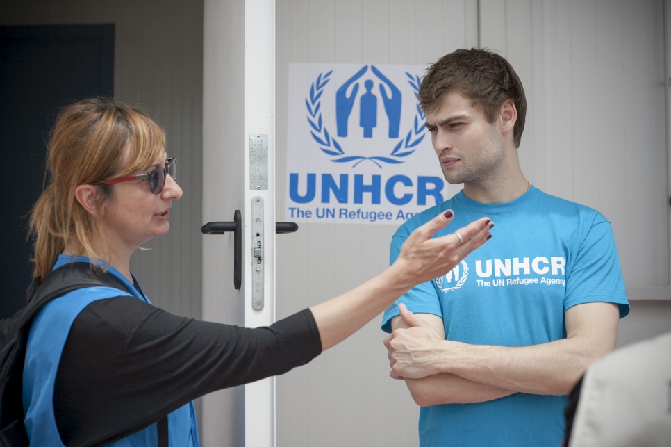 Douglas Booth visite le centre d'enregistrement de Moria, sur l'île grecque de Lesbos. 