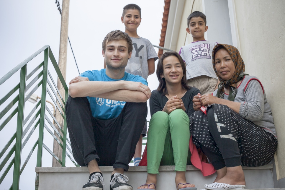 Douglas Booth rencontre des réfugiés dans le village PIKPA, à Lesbos, qui offre un hébergement sûr et un environnement chaleureux aux réfugiés particulièrement vulnérables, notamment les femmes qui ont perdu leurs enfants pendant la traversée et les adultes et enfants souffrant de handicaps physiques. Le village PIKPA est un ancien centre de vacances, qui a été transformé par des bénévoles en un lieu d'accueil pour réfugiés en 2012, avec le soutien des autorités locales. Le centre est géré par la communauté et l'une de ses fondateurs, Efi Latsoudi, s'est vu conjointement décerner la distinction Nansen du HCR pour les réfugiés 2016. 