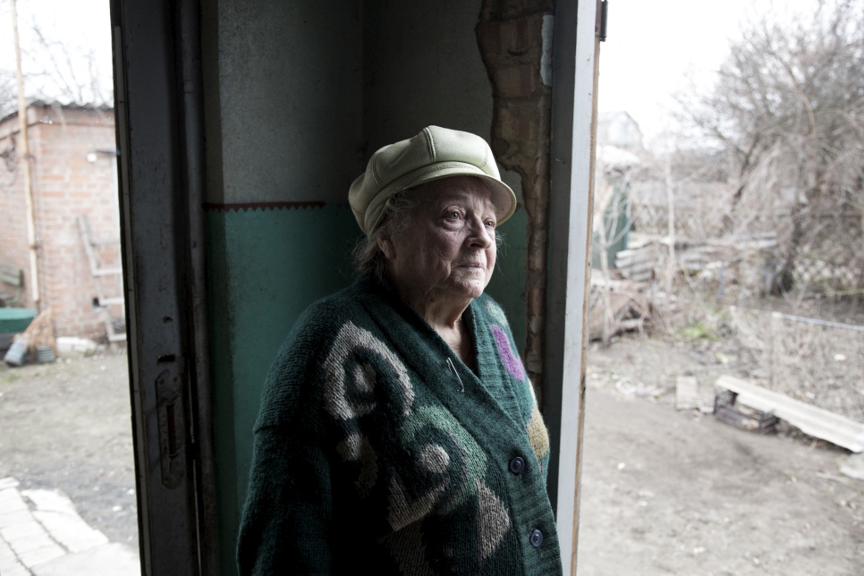 Portrait de Vera, une ancienne enseignante de 80 ans, réalisé par Helena. Quand sa maison a été bombardée pendant le conflit en 2014, elle a eu énormément de chance de s'en sortir, car sa chambre a été complètement détruite quelques instants seulement après qu'elle quitte son lit. Elle est maintenant rentrée chez elle, dans la maison qu'elle a achetée en 1969 avec son mari décédé, depuis les travaux effectués par le HCR et ses partenaires.  