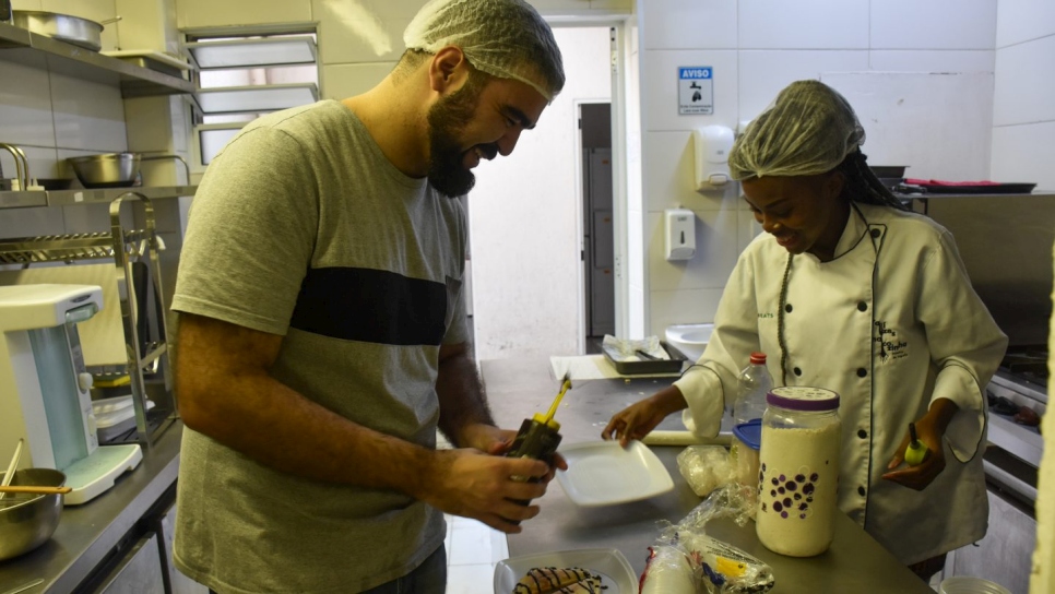 Evodie, emprendedora del Congo, y Geraldo, socio del proyecto, en la cocina del  'Open Taste', un proyecto de la start-up Bab Sharki.