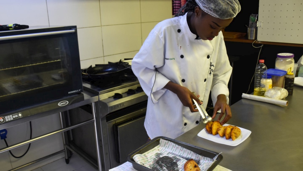 Evodie preparando un plato típico del Congo para el proyecto 'Open Taste'. 