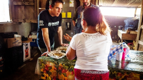 El Embajador de Buena Voluntad de ACNUR, Ben Stiller, habla con una mujer que acaba de llegar a un albergue de tránsito apoyado por ACNUR en Flores, Guatemala.