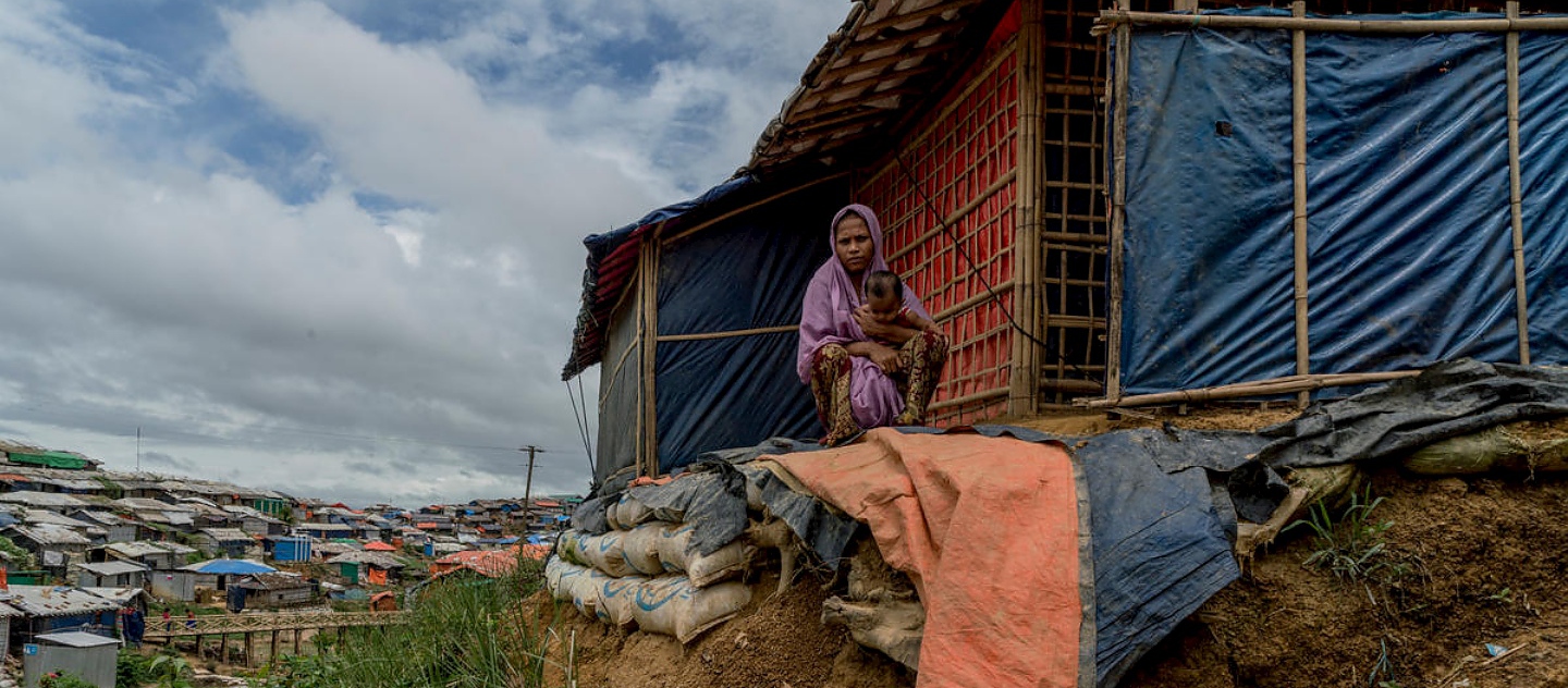 Hamida Khatun, 25 ans, avec Senuara, son bébé de six mois, devant leur abri du camp de réfugiés de Kutapalong.