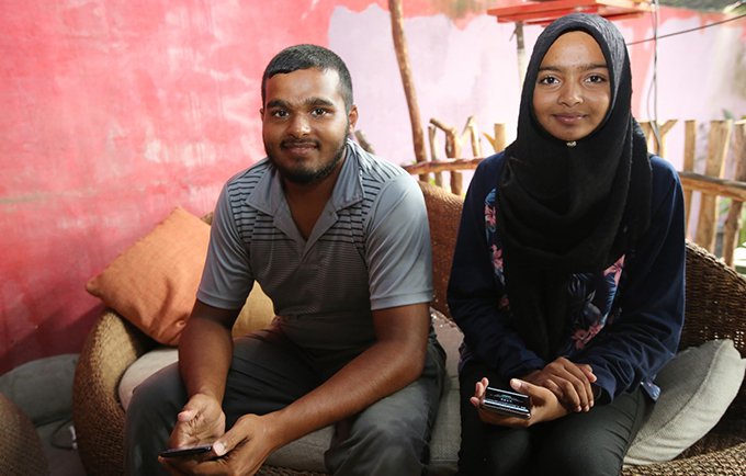 Over coffee, young people in the Maldives discuss sexual and reproductive health