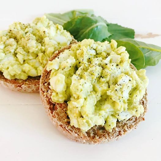 'Healthy Avocado Egg Salad with Truffle Salt makes a killer lunch! 😋😋😋 Recipe is in my most recent blog post. Just 5 ingredients; no mayo necessary. On a @foodforlifebaking flourless whole grain English muffin today 👌🏻👌🏻👌🏻

http://www.elizabethrider.com/10-healthy-sunday-meal-prep-ideas/'