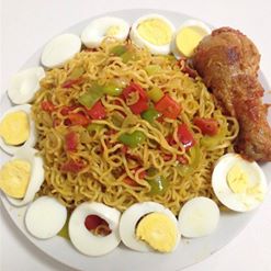 '#Breakfast | Noodles with veggies, eggs and chicken🍝🍗
📷@modernafricankitchen
Recipes on hungryng.com'