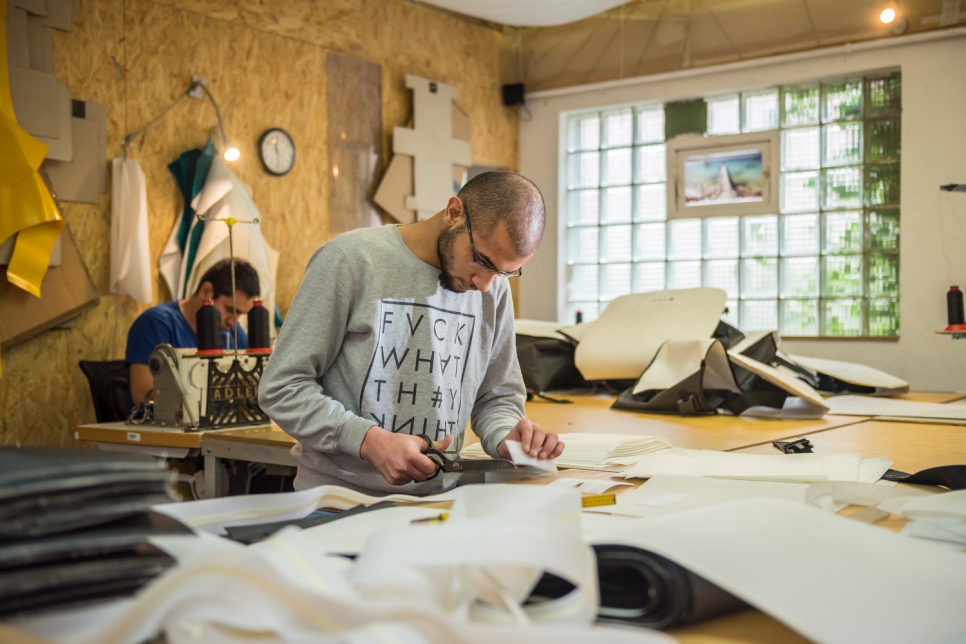 A Damas, Yousef, 23 ans, fabriquait des rideaux avec son père. Aujourd'hui réfugiés à Kiel, en Allemagne, ils mettent leurs talents à profit dans l'entreprise de fabrication de voiles appelée Coastworxx. 