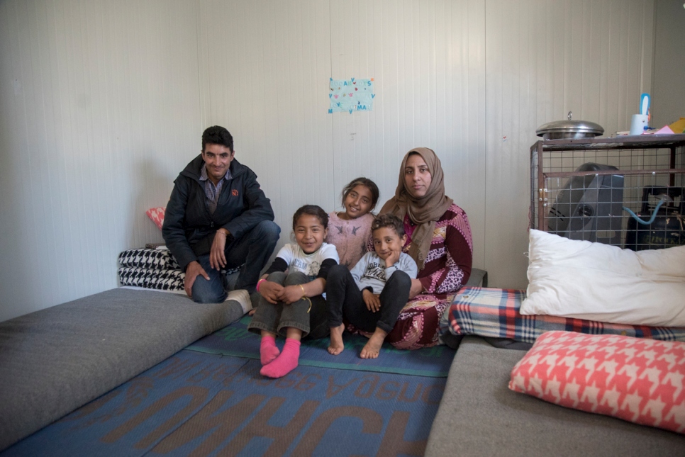 Une famille syrienne à l'intérieur d'un conteneur préfabriqué installé par le HCR à Kara Tepe, Lesbos, en Grèce. Plus de 5 000 réfugiés et migrants ont trouvé refuge dans 1 000 préfabriqués installés par le HCR dans toute la Grèce. 