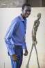 Romans Manyiel Garang, un réfugié du Soudan du Sud, pose en face d'une sculpture de l'artiste suisse, Alberto Giacometti, au siège de l'UNESCO à Paris, lors de la Semaine de l'apprentissage mobile 2017.
Le jeune de 23 ans vit dans le camp de réfugiés de Kakuma au Kenya. Il est enseignant à l'école primaire. Il  perfectionne ses compétences pédagogiques grâce à l'initiative Teacher for Teacher, coordonnée par l'Université de Columbia aux Etats Unis. Romains est également récipiendaire de la bourse de World University Services of Canada (WUSC), ce qui lui permettra d'étudier et de se réinstaller au Canada.
