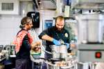 Le réfugié Mohammed (à droite), un architecte qui cuisine par plaisir, prépare plusieurs plats syriens aux côtés de Luis, le chef du restaurant De Balie à Amsterdam, lors du Refugee Food Festival. "Je ne suis pas un chef formé, mais j'aime cuisiner", déclare Mohammed. "Ma mère m'a appris tout."
