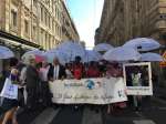 A l'occasion de la Journée mondiale du réfugié, le 20 juin, le HCR France a participé à la 15ème édition de la Marche des Parapluies à Lyon avec d'autres associations qui oeuvrent en faveur de l'accueil et de l'intégration des réfugiés. Les participants ont défilé dans la rue avec un parapluie blanc, symbole de l'abri et de la protection dont doivent bénéficier tous les réfugiés.
En première ligne (de gauche à droite) figurent Georges Képénékian, Maire de Lyon, Ruba Khatib, réfugiée syrienne et autoentrepreneur ainsi que Jean-François Ploquin, Directeur de l'association Forum Réfugiés – Cosi.