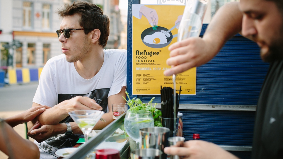 Le chef syrien réfugié, Elias Edlbi, sert un cocktail dans le restaurant Chez Richard à Bruxelles, lors de la première édition du Refugee Food Festival en Belgique, du 19 au 25 juin 2017.  Elias est diplômé de l'Université de gestion hôtelière à Aleppo, en Syrie. Il est passioné par la mixologie qu'il a apprise à Beyrouth, au Liban.