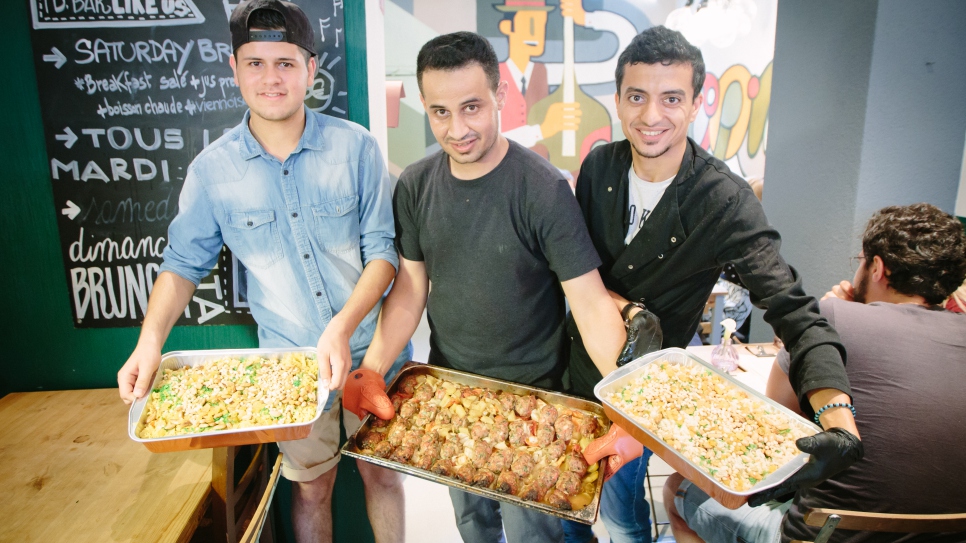 Le chef palestinien réfugié, Bilal Farajallah, et deux employés du restaurant Cipiace à Bruxelles, montrent les plats qu'ils ont préparés pour le Refugee Food Festival, le 25 juin 2017. En Belgique, 8 restaurants ont accueilli 7 chefs réfugiés pour faire découvrir de nouvelles saveurs. Bilal est très reconnaissant d'être en Belgique et exprime sa gratitude par la cuisine. 