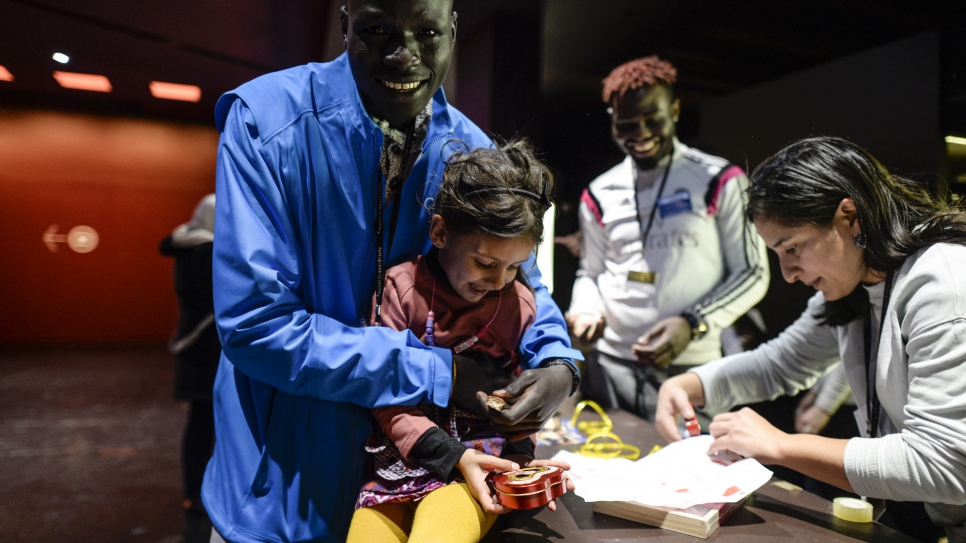 Le coureur sud-soudanais, Yiech Pur Biel, qui a participé aux Jeux olympiques de Rio 2016 au sein de l'Equipe olympique des athlètes réfugiés, rencontre des enfants français au musée du Quai Branly à Paris, le 18 décembre 2016,  pour les sensibiliser à la situation des réfugiés et les inviter à envoyer des cadeaux de Noël aux enfants réfugiés au Soudan du Sud.
