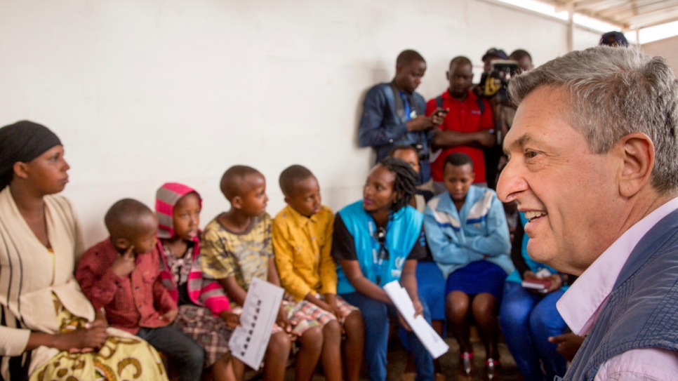 Filippo Grandi s'entretient avec des réfugiés congolais dans le camp de réfugiés de Gihembe, au Rwanda. 