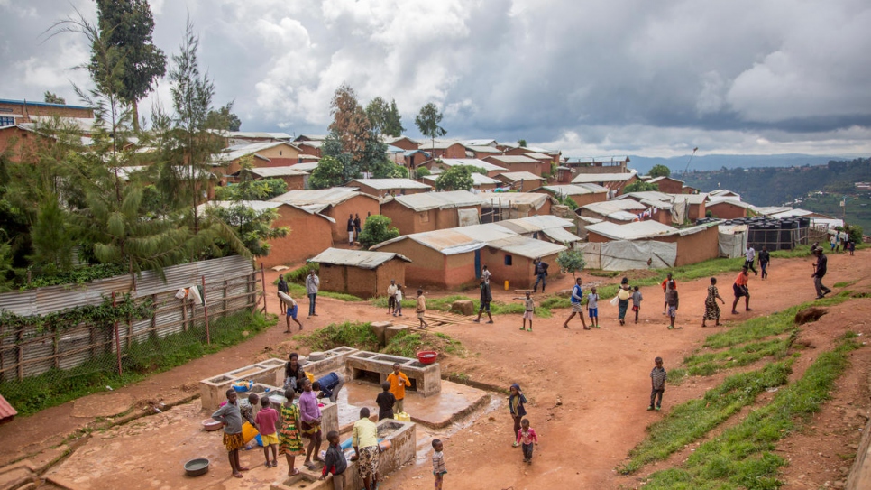 Des enfants réfugiés congolais à Gihembe, au Rwanda, au cours de la visite récente de Filippo Grandi, le Chef du HCR. 