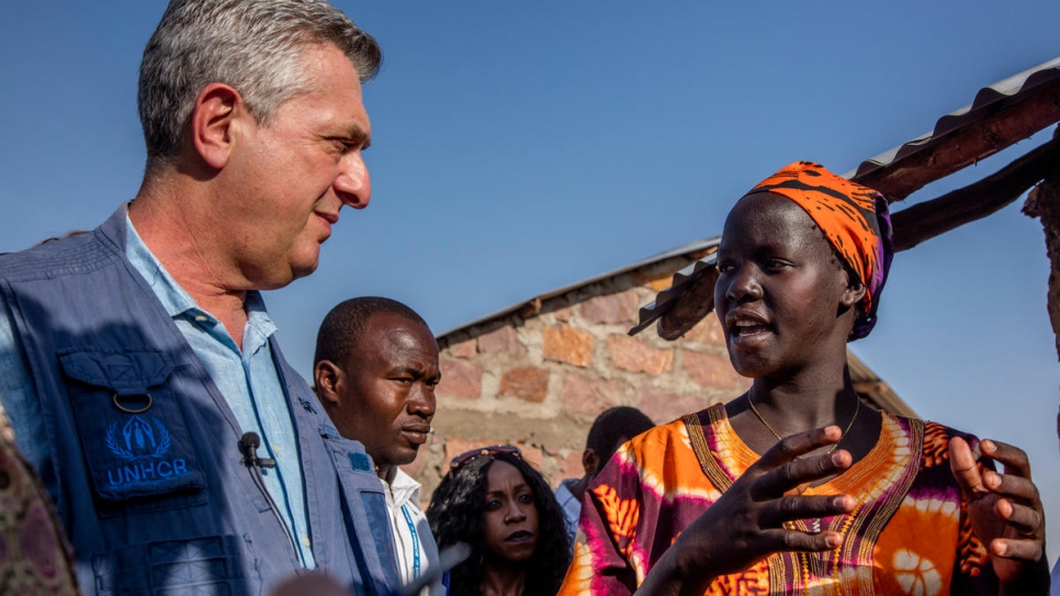 Filippo Grandi, chef du HCR, rencontre Betty Zekiria Valeriano, une réfugiée sud-soudanaise de 24 ans, pendant sa visite à Kakuma, où elle occupe un abri permanent dans l'installation de Kalobeyei. 