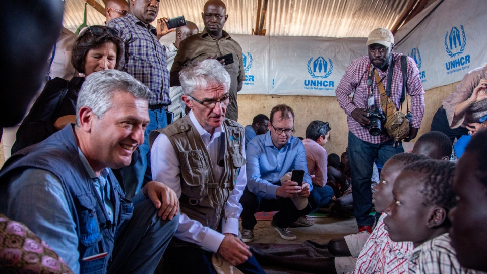 Jacob et Simon à Kakuma en compagnie de Filippo Grandi et du Secrétaire général adjoint des Nations Unies aux affaires humanitaires, Mark Lowcock, auxquels ils ont raconté leur épreuve. 