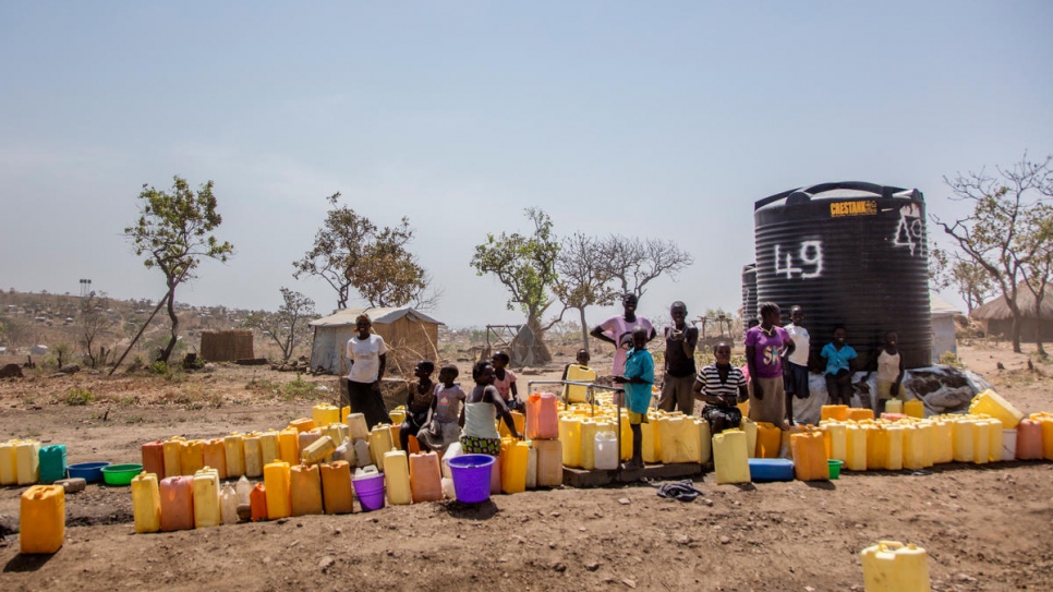 Des Sud-Soudanaises à un point d'eau de l'installation de réfugiés de Rhino Camp, dans le district d'Arua en Ouganda, où une personne sur quatre est réfugiée. 