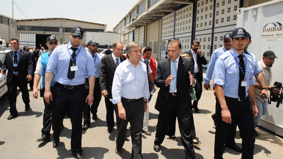 L'ancien Haut Commissaire des Nations Unies pour les réfugiés, António Guterres, et Ayman Gharaibeh, Responsable du HCR pour les programmes en Syrie, visitent le centre d'enregistrement et de distribution alimentaire de Douma en juin 2010. 