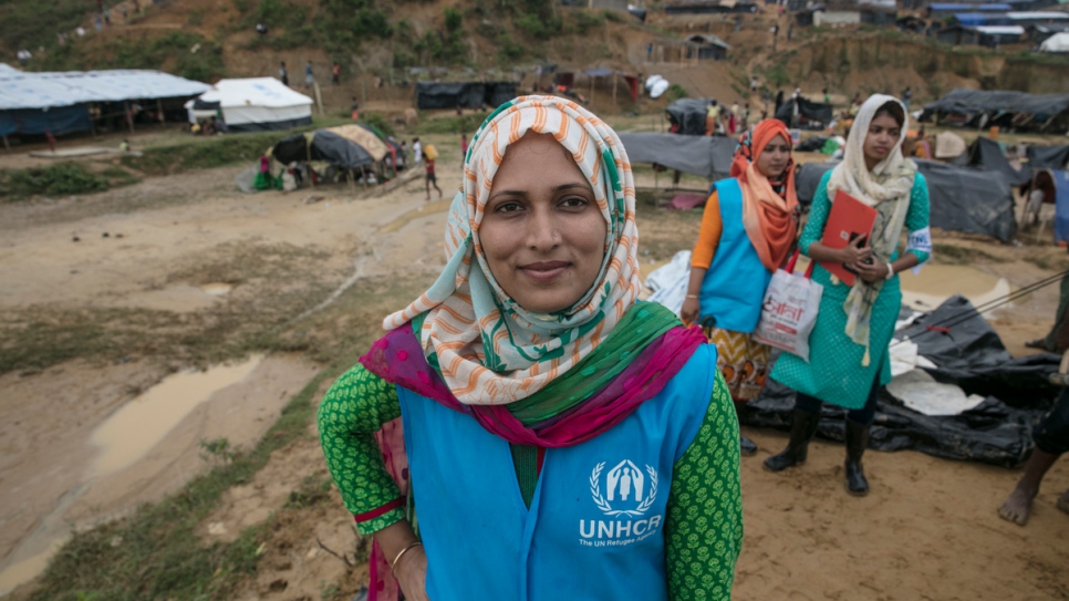 Shirin Aktar, employée du HCR en charge de la protection, travaille sur le terrain au camp de réfugiés de Kutupalong, Bangladesh. 