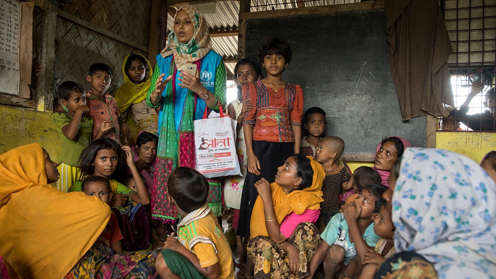 Shirin Aktar parle avec un groupe d'enfants rohingyas, en cours de transfert au camp de réfugiés de Kutupalong, Bangladesh. 