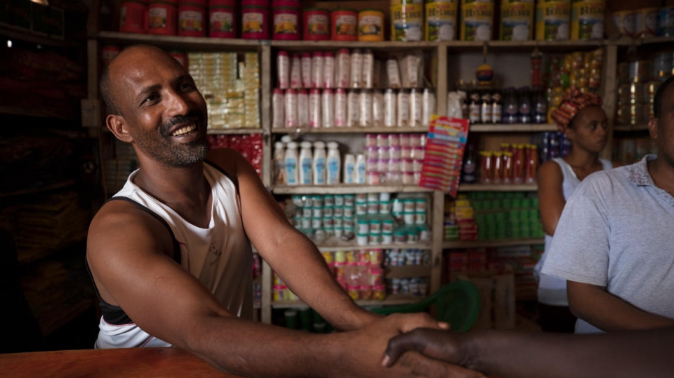 Mesfin Gitahon, un réfugié propriétaire d'une épicerie au camp de réfugiés de Kakuma. 