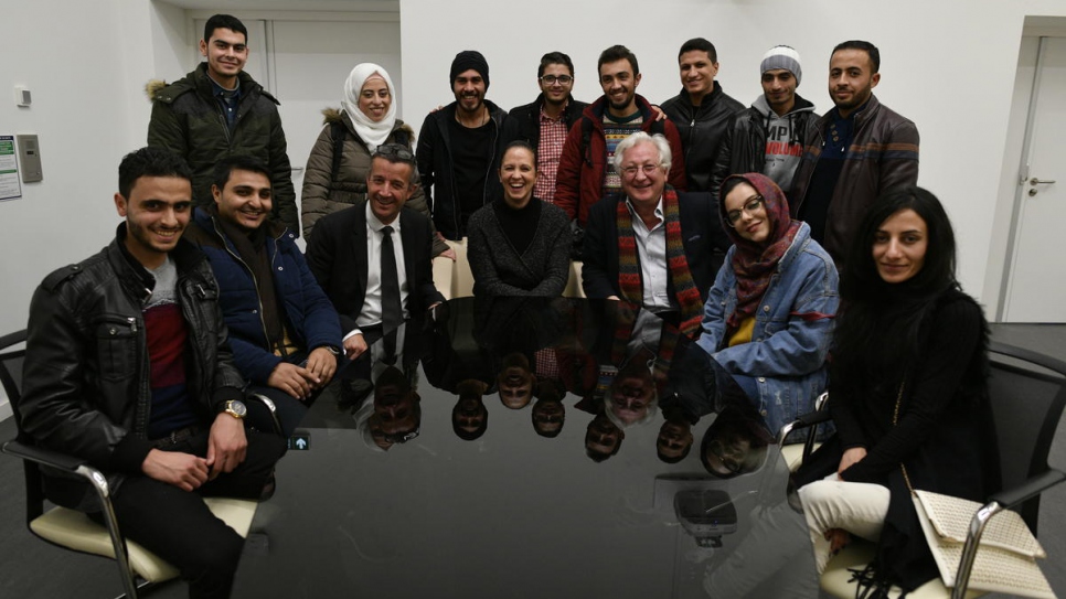 Des étudiants syriens en compagnie de Laurent Grosclaude (cravate foncée) et Samir Aita (écharpe rouge).