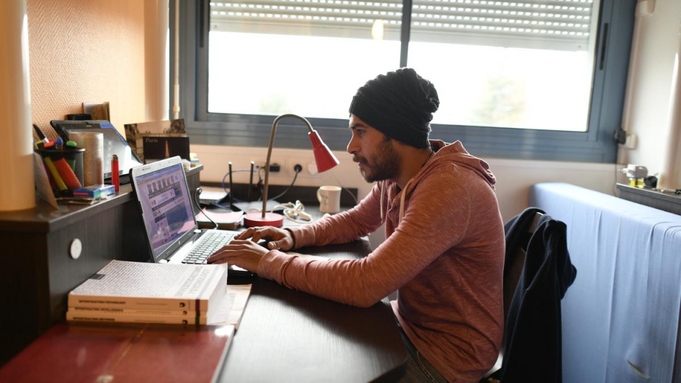 Eias Elnejemi dans sa chambre d'étudiant, sur le campus universitaire. Il espère pouvoir poursuivre ses études d'architecture grâce au programme de bourses pour les réfugiés syriens.
