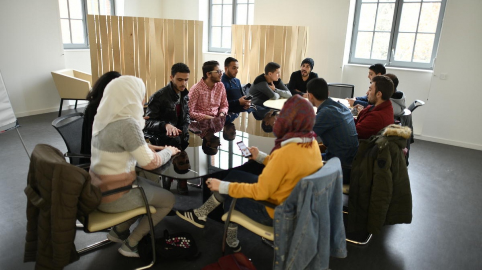 Des étudiants réfugiés syriens à l'Université fédérale de Toulouse. Les programmes de bourses d'études sont l'une des voies d'admission complémentaire que le HCR souhaiterait voir élargie à mesure que se développe le Pacte mondial sur les réfugiés.