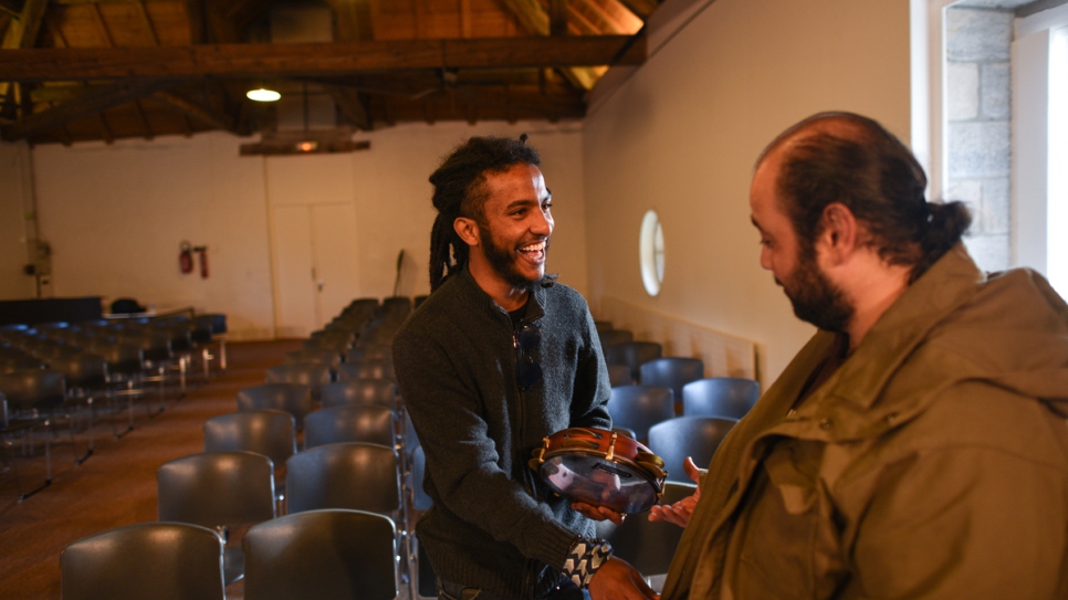 Modser Magdi Shaban, originaire du Soudan, et Maemon Rahal, originaire de Syrie, lors d'une répétition avec l'orchestre Orphée XXI. 