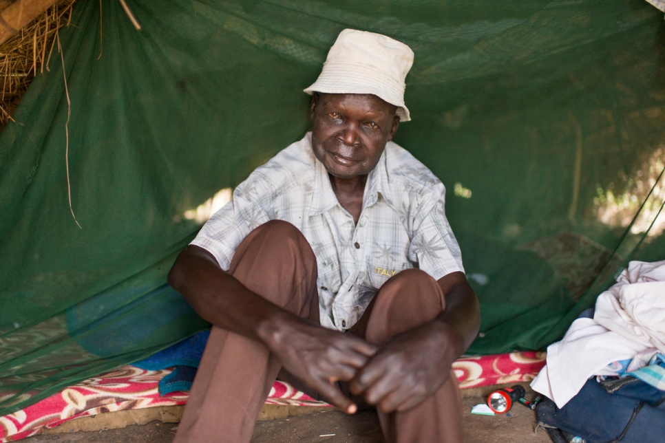 Peter Juma Maru, 66 ans, est installé dans son abri sur le site de Meri, en RDC. La pénurie d'abris l'oblige à vivre loin de sa famille. 