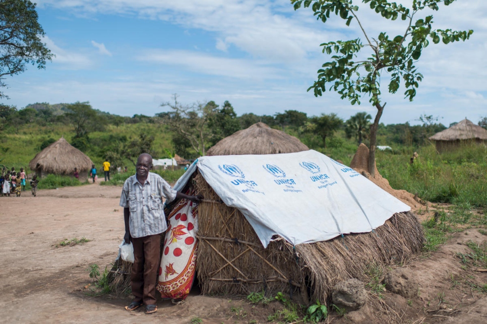 Peter Juma Maru, 66 ans, devant son abri de fortune sur le site de Meri, en RDC. Il vit loin de sa famille du fait de la pénurie d'abris 