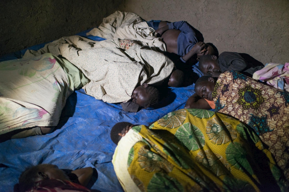 Cecilia Ofowa, 61 ans, ses enfants et petits-enfants – soit neuf personnes au total — dorment dans cet abri minuscule sur le site de Meri, en RDC.  