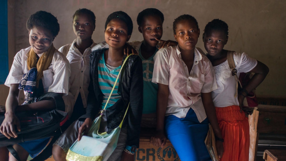 Emerance (au centre, avec un sac) avec certaines de ses camarades de classe à l'école Lokolola, près du camp de réfugiés de Lusenda. 