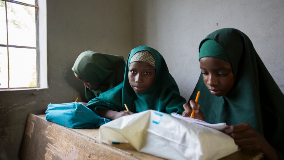Des jeunes filles étudient dans la classe 3A de l'École de la Fondation islamique des prouesses futures. Maiduguri, État de Borno, Nigéria. 