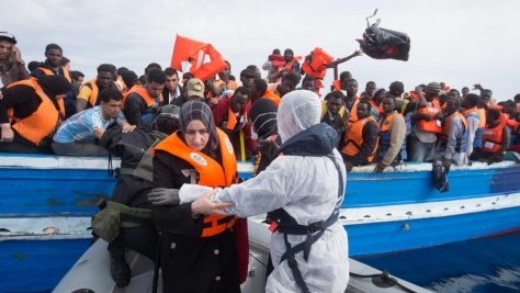 Une embarcation bondée avec des réfugiés et des migrants à son bord est secourue en Méditerranée par la marine italienne dans le cadre de l'opération Mare Nostrum. 