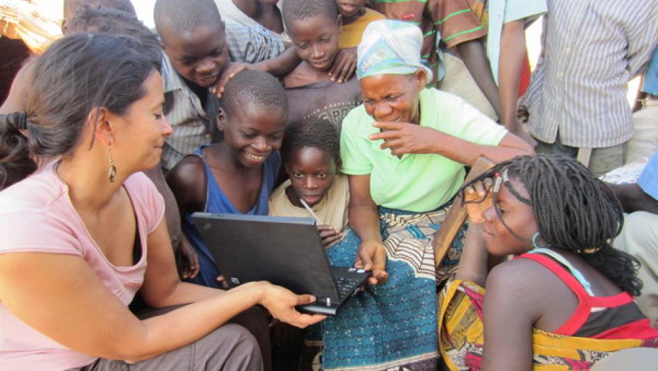 Human Rights Watch's Nisha Varia shows Senolia Sayeni a Human Rights Watch video in which she was featured. Sayeni was one of thousands of Mozambicans resettled to make way for coal mines, with negative impacts on their access to food, water, and work.