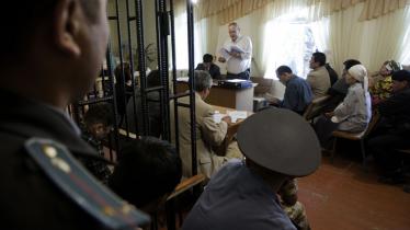 キルギス：民族衝突の裁判に重大な問題