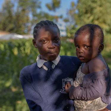 Afrique : Des filles enceintes et des jeunes mères sont exclues de l’école