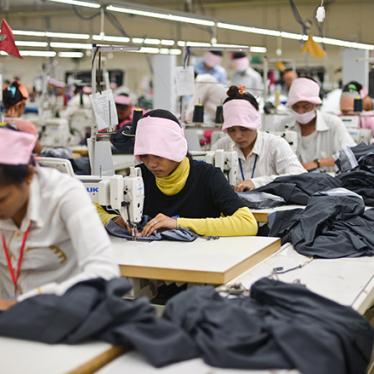 Cambodge : Les lois du travail ne protégent pas suffisamment les ouvrières et ouvriers du textile