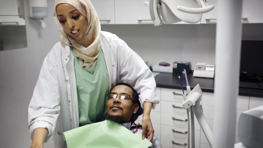 Bønnerop får tannlegens muslimske pasienter til å føle seg hjemme