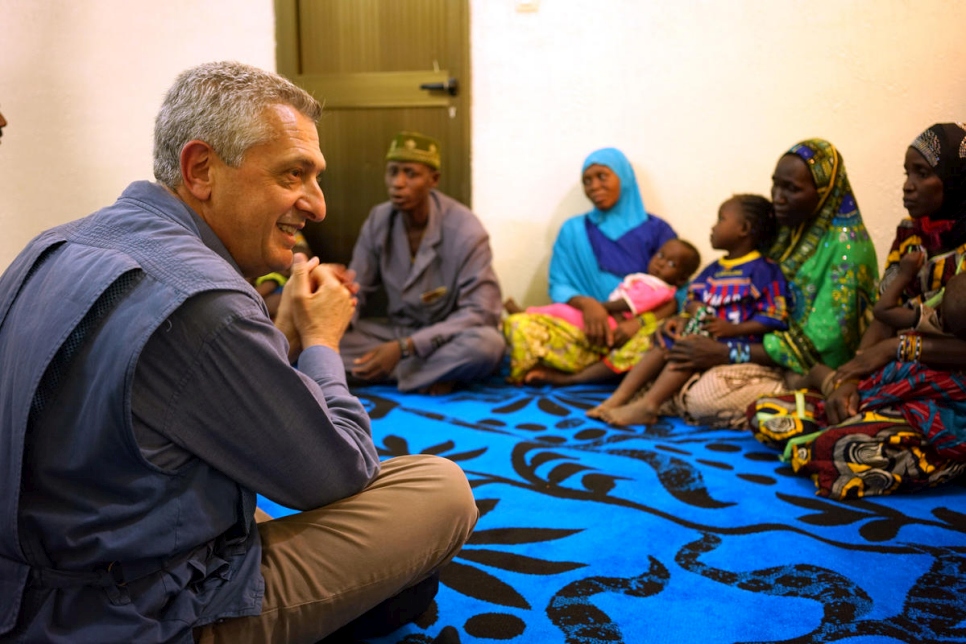 Refugees who fled Niger speak with UN High Commissioner for Refugees Filippo Grandi during his visit to Gao in northern Mali.