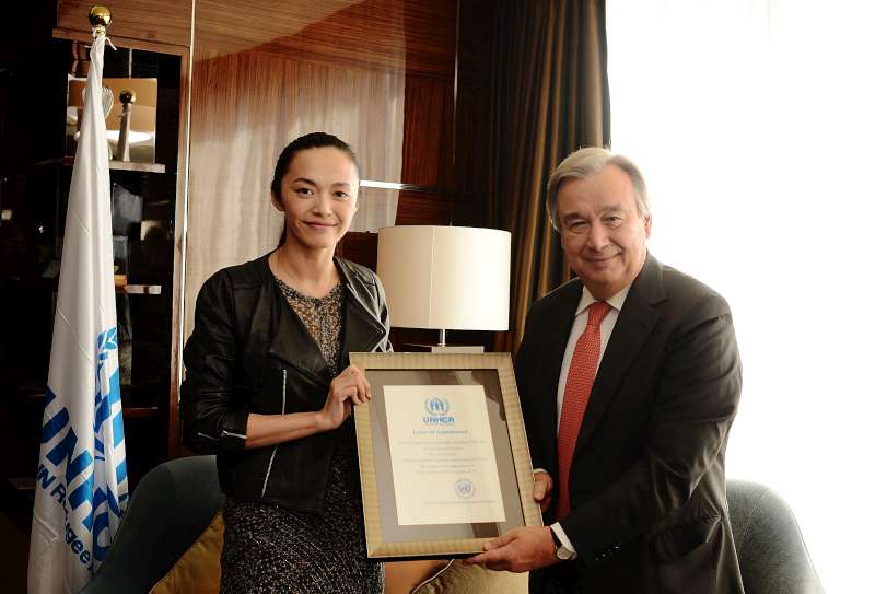 UN refugee agency chief António Guterres presents a letter of appointment to UNHCR's Goodwill Ambassador in China, Yao Chen, in Beijing.© UNHCR/L.Huang