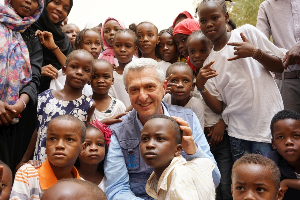 Filippo Grandi, le Haut Commissaire des Nations Unies pour les réfugiés, rencontre un groupe d'enfants originaires du Darfour, au Soudan, lors d'une visite à Agadez, au Niger. 