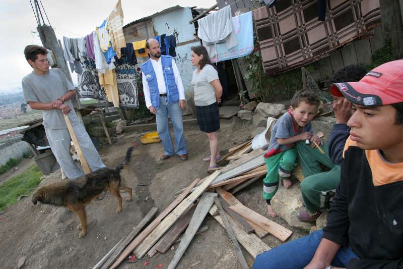 An internally displaced Colombian family talk to a UNHCR protection officer in Los Altos de la Florida, near Bogota.